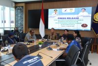 Kepala Balai Besar POM Jayapura Hermanto  didampingi Penjabat Gubernur Papua Ramses Limbong saat Pres rilis Hasil Kolaborasi IRTP/ Foto Dinan Mustika