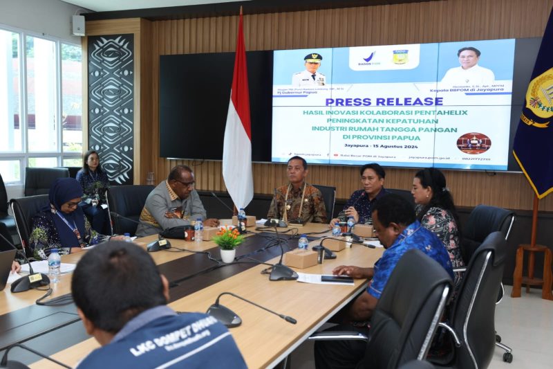 Kepala Balai Besar POM Jayapura Hermanto  didampingi Penjabat Gubernur Papua Ramses Limbong saat Pres rilis Hasil Kolaborasi IRTP/ Foto Dinan Mustika