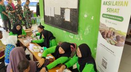 Sejumlah Staff LKC Dompet Dhuafa Papua saat melakukan pemeriksaan kesehatan di Kampung Skouw Sae, Kota Jayapura, Papua, Rabu (20/11). Foto: Ikbal Asra