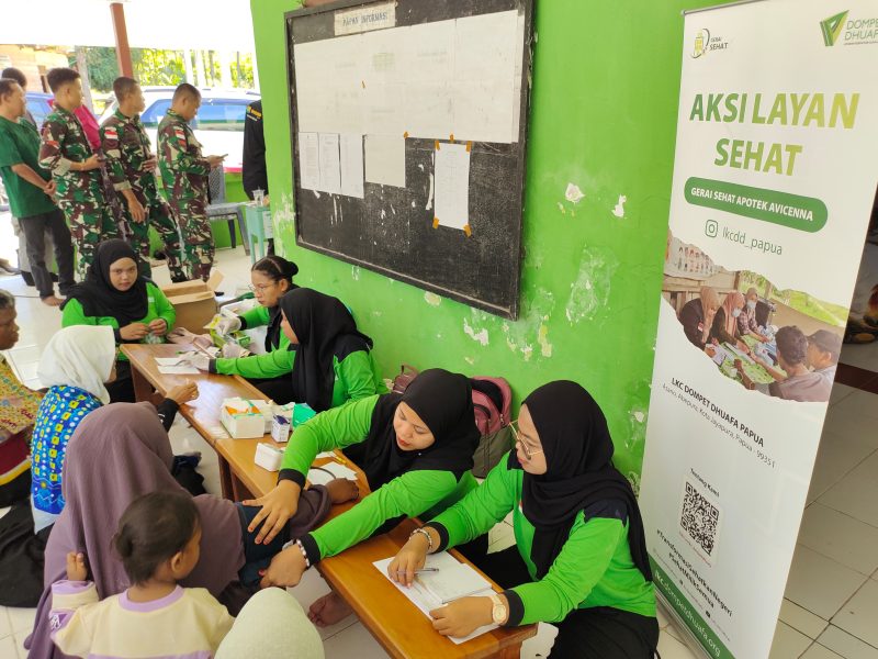 Sejumlah Staff LKC Dompet Dhuafa Papua saat melakukan pemeriksaan kesehatan di Kampung Skouw Sae, Kota Jayapura, Papua, Rabu (20/11). Foto: Ikbal Asra