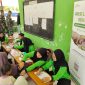 Sejumlah Staff LKC Dompet Dhuafa Papua saat melakukan pemeriksaan kesehatan di Kampung Skouw Sae, Kota Jayapura, Papua, Rabu (20/11). Foto: Ikbal Asra