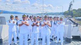 Komandan Satuan Kapal Patroli (Satrol) Lantamal X Jayapura  Kolonel Laut (P) Dedy Obet, M. Tr. Opsla bersama personel Foto bersama di KRI Mata Bongsang 873/istimewa