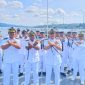 Komandan Satuan Kapal Patroli (Satrol) Lantamal X Jayapura  Kolonel Laut (P) Dedy Obet, M. Tr. Opsla bersama personel Foto bersama di KRI Mata Bongsang 873/istimewa