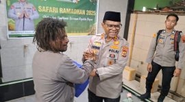 Kapolda Papua Irjen Pol Patrige Renwarin menyerahkan paket sembako kepada warga ampera.