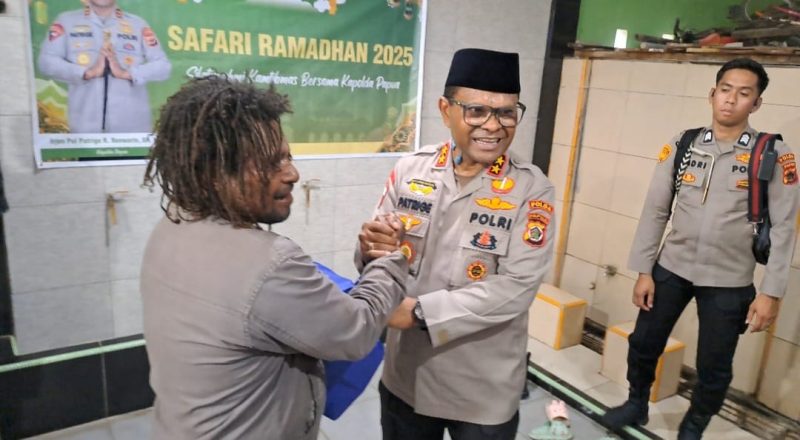 Kapolda Papua Irjen Pol Patrige Renwarin menyerahkan paket sembako kepada warga ampera.