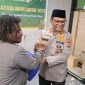 Kapolda Papua Irjen Pol Patrige Renwarin menyerahkan paket sembako kepada warga ampera.
