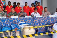 Komandan Satuan Kapal Patroli (Dansatrol) Lantamal X, Kolonel Laut (P) Dedy Obet, M.Tr.Opsla., bersama tim Karantina, Imigrasi Jayapura, Polresta Jayapura dan Diskum Lantamal X Jayapura melakukan pres rilis upaya penyeledupan hasil laut dan BBM Ilegal.