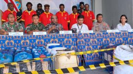 Komandan Satuan Kapal Patroli (Dansatrol) Lantamal X, Kolonel Laut (P) Dedy Obet, M.Tr.Opsla., bersama tim Karantina, Imigrasi Jayapura, Polresta Jayapura dan Diskum Lantamal X Jayapura melakukan pres rilis upaya penyeledupan hasil laut dan BBM Ilegal.
