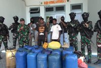 Komandan Satrol Lantamal X Jayapura, Kolonel Laut (P) Dedy Obet saat memberikan keterangan pers.