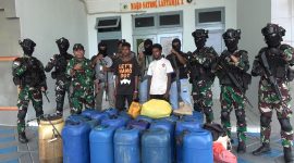 Komandan Satrol Lantamal X Jayapura, Kolonel Laut (P) Dedy Obet saat memberikan keterangan pers.