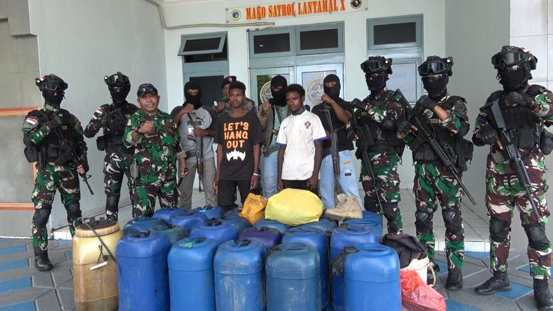 Komandan Satrol Lantamal X Jayapura, Kolonel Laut (P) Dedy Obet saat memberikan keterangan pers.