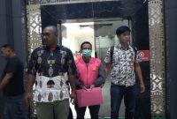 Kepala Seksi Penyidikan Tindak Pidana Khusus Kejati Papua Valery Dedy Sawaki saat mengantar tersangka AJ ke mobil tahanan Kejati Papua.