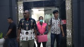 Kepala Seksi Penyidikan Tindak Pidana Khusus Kejati Papua Valery Dedy Sawaki saat mengantar tersangka AJ ke mobil tahanan Kejati Papua.