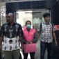 Kepala Seksi Penyidikan Tindak Pidana Khusus Kejati Papua Valery Dedy Sawaki saat mengantar tersangka AJ ke mobil tahanan Kejati Papua.