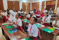 Siswa dari 20 SD di Kota Jayapura mengikuti sesi awal pelatihan dokter kecil yang digelar LKC Dompet Dhuafa Papua di Aula Kemenag Kota Jayapura, Senin, 16 Juni 2025. Kegiatan ini merupakan bagian dari program “Anak Indonesia Sehat”. Foto: Ikbal Asra
