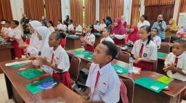 Siswa dari 20 SD di Kota Jayapura mengikuti sesi awal pelatihan dokter kecil yang digelar LKC Dompet Dhuafa Papua di Aula Kemenag Kota Jayapura, Senin, 16 Juni 2025. Kegiatan ini merupakan bagian dari program “Anak Indonesia Sehat”. Foto: Ikbal Asra