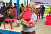 Warga Kampug Skouw terima bantuan sembako di Hari Sumpah Pemuda/istimewa