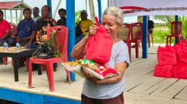 Warga Kampug Skouw terima bantuan sembako di Hari Sumpah Pemuda/istimewa