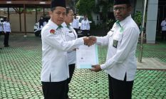 Kakanwil Kemenag Papua Serahkan SK Kenaikan Pangkat: Ingatkan Rahasia Jabatan dan Kesiapan Mutasi