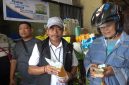 Pimpinan Perum Bulog Kanwil Papua, Ahmad Mustari saat menujukan MinyaKita ke Pembeli di Pasar Hamadi Jayapura, Jumat (1/5).