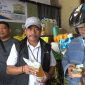 Pimpinan Perum Bulog Kanwil Papua, Ahmad Mustari saat menujukan MinyaKita ke Pembeli di Pasar Hamadi Jayapura, Jumat (1/5).