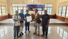 Ondofolo Kampung Waena Richard Ohee saat mengunjungi Asrama Mahasiswa Pegunungan Bintang di kawasan Jalan Buper, Waena, Jumat, bersama sejumlah kepala suku dan tokoh adat setempat.
