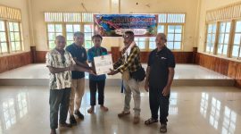Ondofolo Kampung Waena Richard Ohee saat mengunjungi Asrama Mahasiswa Pegunungan Bintang di kawasan Jalan Buper, Waena, Jumat, bersama sejumlah kepala suku dan tokoh adat setempat.