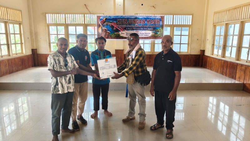 Ondofolo Kampung Waena Richard Ohee saat mengunjungi Asrama Mahasiswa Pegunungan Bintang di kawasan Jalan Buper, Waena, Jumat, bersama sejumlah kepala suku dan tokoh adat setempat.