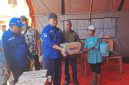 Direktur Utama PTAM Jayapura (Perseroda), Dr. Entis Sutisna, SE., M.Ak., menyerahkan bantuan air minum kepada korban kebakaran dok VIII Pantai.