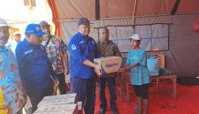 Direktur Utama PTAM Jayapura (Perseroda), Dr. Entis Sutisna, SE., M.Ak., menyerahkan bantuan air minum kepada korban kebakaran dok VIII Pantai.