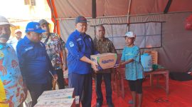 Direktur Utama PTAM Jayapura (Perseroda), Dr. Entis Sutisna, SE., M.Ak., menyerahkan bantuan air minum kepada korban kebakaran dok VIII Pantai.