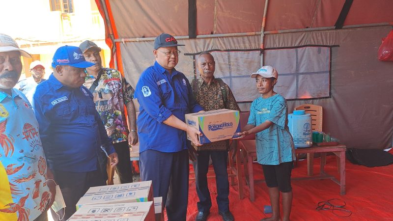 Direktur Utama PTAM Jayapura (Perseroda), Dr. Entis Sutisna, SE., M.Ak., menyerahkan bantuan air minum kepada korban kebakaran dok VIII Pantai.