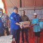 Direktur Utama PTAM Jayapura (Perseroda), Dr. Entis Sutisna, SE., M.Ak., menyerahkan bantuan air minum kepada korban kebakaran dok VIII Pantai.