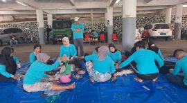 Kajati Papua Dr  Jefferdian saat  melihat langsung proses pemotong hewan kurban.