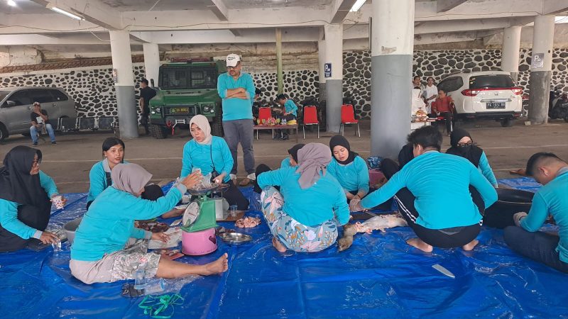 Kajati Papua Dr  Jefferdian saat  melihat langsung proses pemotong hewan kurban.