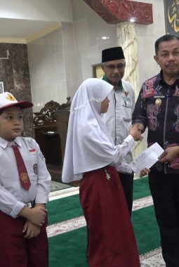 Baznas Kota Jayapura Salurkan Beasiswa, Cegah Anak Putus Sekolah