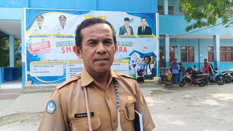 Pelaksana Tugas (Plt) Kepala SMP Negeri 9 Jayapura Panjaitan.