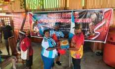 Kepala Suku Sembra Salurkan Bantuan Sembako kepada Warga Tobati-Enggros