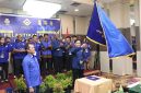 Ketua Umum Partai Gema Bangsa Ahmad Rofid (kanan) menyerahkan pataka partai kepada Ketua DPW Partai Gema Bangsa Provinsi Papua Sony saat pelantikan pengurus DPW dan DPD kabupaten/kota di Hotel MaxOne, Jayapura, Papua, Sabtu (25/7/2026). Kegiatan yang dirangkaikan dengan Rapat Koordinasi Wilayah (Rakorwil) tersebut bertujuan memperkuat konsolidasi organisasi dan menyatukan langkah partai dalam menghadapi agenda politik ke depan.