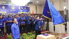 Ketua Umum Partai Gema Bangsa Ahmad Rofid (kanan) menyerahkan pataka partai kepada Ketua DPW Partai Gema Bangsa Provinsi Papua Sony saat pelantikan pengurus DPW dan DPD kabupaten/kota di Hotel MaxOne, Jayapura, Papua, Sabtu (25/7/2026). Kegiatan yang dirangkaikan dengan Rapat Koordinasi Wilayah (Rakorwil) tersebut bertujuan memperkuat konsolidasi organisasi dan menyatukan langkah partai dalam menghadapi agenda politik ke depan.