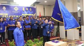 Ketua Umum Partai Gema Bangsa Ahmad Rofid (kanan) menyerahkan pataka partai kepada Ketua DPW Partai Gema Bangsa Provinsi Papua Sony saat pelantikan pengurus DPW dan DPD kabupaten/kota di Hotel MaxOne, Jayapura, Papua, Sabtu (25/7/2026). Kegiatan yang dirangkaikan dengan Rapat Koordinasi Wilayah (Rakorwil) tersebut bertujuan memperkuat konsolidasi organisasi dan menyatukan langkah partai dalam menghadapi agenda politik ke depan.