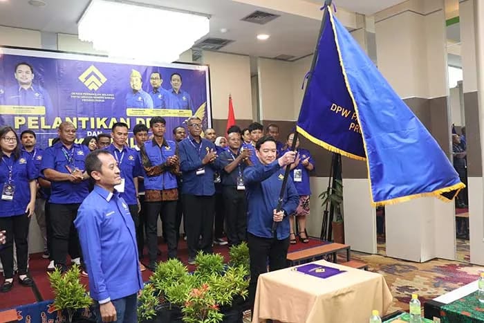 Ketua Umum Partai Gema Bangsa Ahmad Rofid (kanan) menyerahkan pataka partai kepada Ketua DPW Partai Gema Bangsa Provinsi Papua Sony saat pelantikan pengurus DPW dan DPD kabupaten/kota di Hotel MaxOne, Jayapura, Papua, Sabtu (25/7/2026). Kegiatan yang dirangkaikan dengan Rapat Koordinasi Wilayah (Rakorwil) tersebut bertujuan memperkuat konsolidasi organisasi dan menyatukan langkah partai dalam menghadapi agenda politik ke depan.