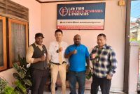 Maniap Kogoya bersama tim kuasa hukum saat mengumumkan gugatan terhadap proses pengisian Wakil Bupati Nduga di PTUN Jayapura, Kamis (30/7/2026). (Foto: Istimewa)