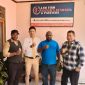 Maniap Kogoya bersama tim kuasa hukum saat mengumumkan gugatan terhadap proses pengisian Wakil Bupati Nduga di PTUN Jayapura, Kamis (30/7/2026). (Foto: Istimewa)