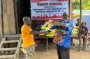 Menjelang peringatan HUT RI ke-81, Dewan Adat Sarmi membagikan puluhan paket sembako kepada warga di Mararena, Kabupaten Sarmi. Kegiatan ini juga diisi dengan ajakan menjaga persatuan, gotong royong, dan keamanan lingkungan sebagai fondasi pembangunan daerah. (Foto: Istimewa)