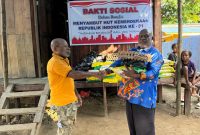 Menjelang peringatan HUT RI ke-81, Dewan Adat Sarmi membagikan puluhan paket sembako kepada warga di Mararena, Kabupaten Sarmi. Kegiatan ini juga diisi dengan ajakan menjaga persatuan, gotong royong, dan keamanan lingkungan sebagai fondasi pembangunan daerah. (Foto: Istimewa)