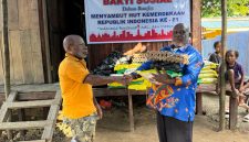 Menjelang peringatan HUT RI ke-81, Dewan Adat Sarmi membagikan puluhan paket sembako kepada warga di Mararena, Kabupaten Sarmi. Kegiatan ini juga diisi dengan ajakan menjaga persatuan, gotong royong, dan keamanan lingkungan sebagai fondasi pembangunan daerah. (Foto: Istimewa)