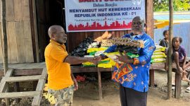 Menjelang peringatan HUT RI ke-81, Dewan Adat Sarmi membagikan puluhan paket sembako kepada warga di Mararena, Kabupaten Sarmi. Kegiatan ini juga diisi dengan ajakan menjaga persatuan, gotong royong, dan keamanan lingkungan sebagai fondasi pembangunan daerah. (Foto: Istimewa)