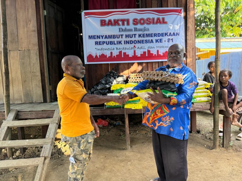 Menjelang peringatan HUT RI ke-81, Dewan Adat Sarmi membagikan puluhan paket sembako kepada warga di Mararena, Kabupaten Sarmi. Kegiatan ini juga diisi dengan ajakan menjaga persatuan, gotong royong, dan keamanan lingkungan sebagai fondasi pembangunan daerah. (Foto: Istimewa)