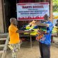 Menjelang peringatan HUT RI ke-81, Dewan Adat Sarmi membagikan puluhan paket sembako kepada warga di Mararena, Kabupaten Sarmi. Kegiatan ini juga diisi dengan ajakan menjaga persatuan, gotong royong, dan keamanan lingkungan sebagai fondasi pembangunan daerah. (Foto: Istimewa)